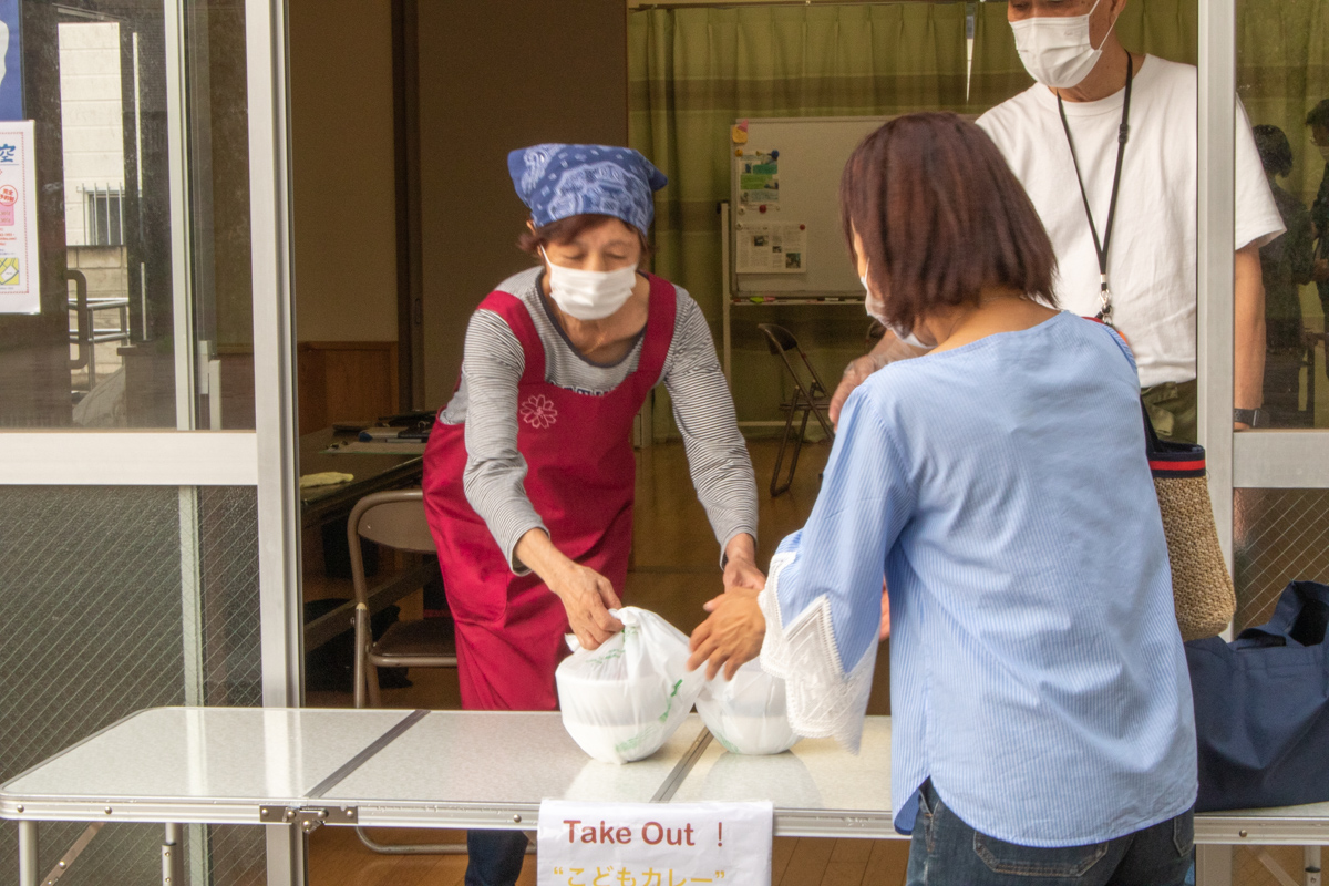 心を込めてお料理を手渡し