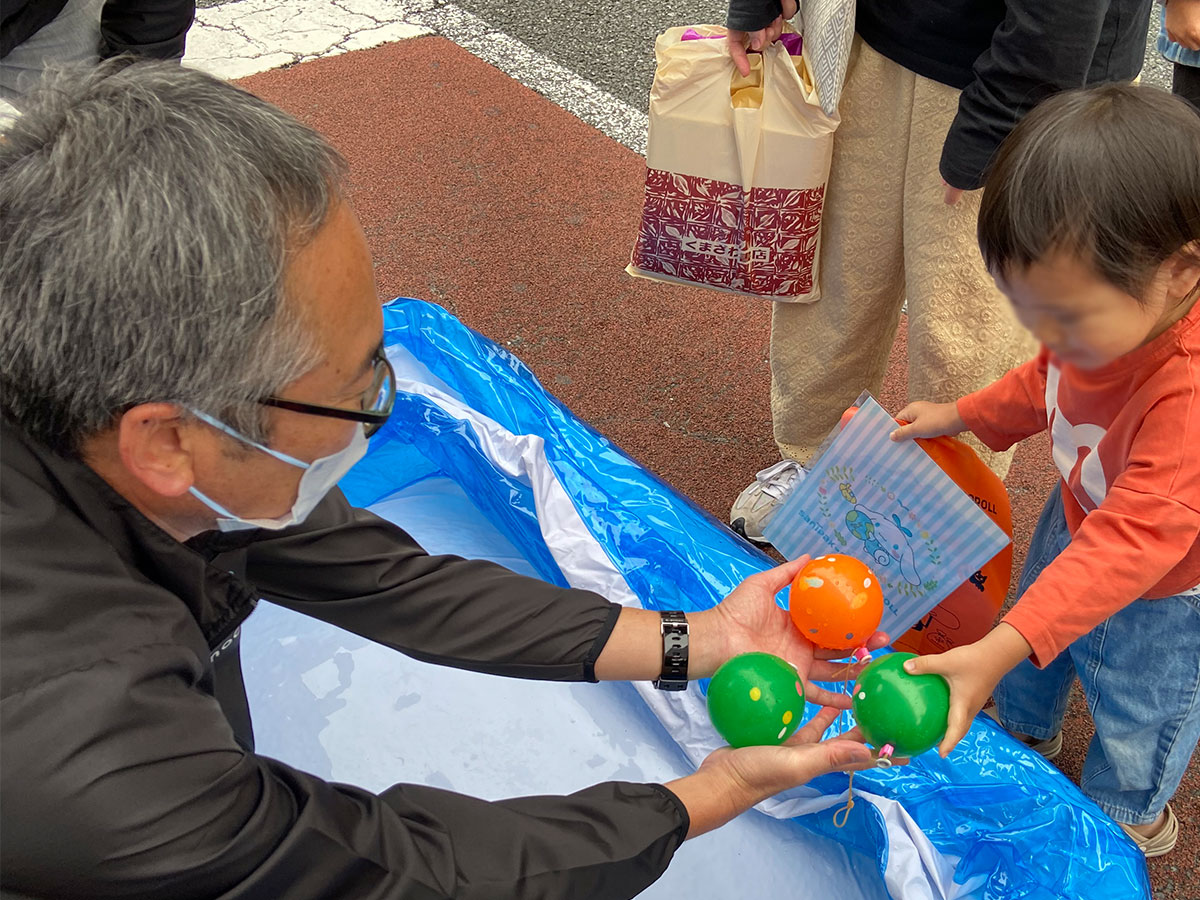 水ヨーヨーを受け取る子ども