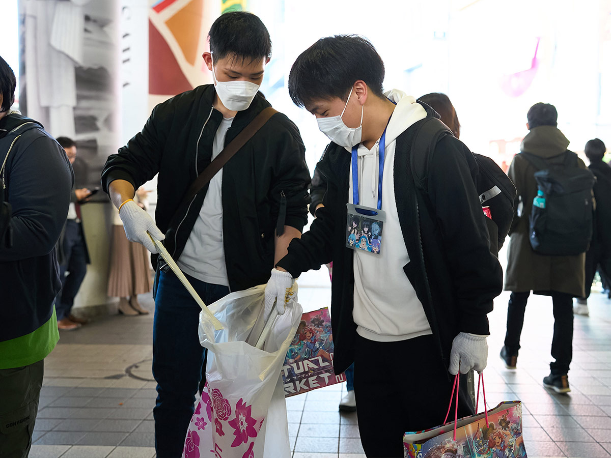 渋谷でごみ拾いをする様子