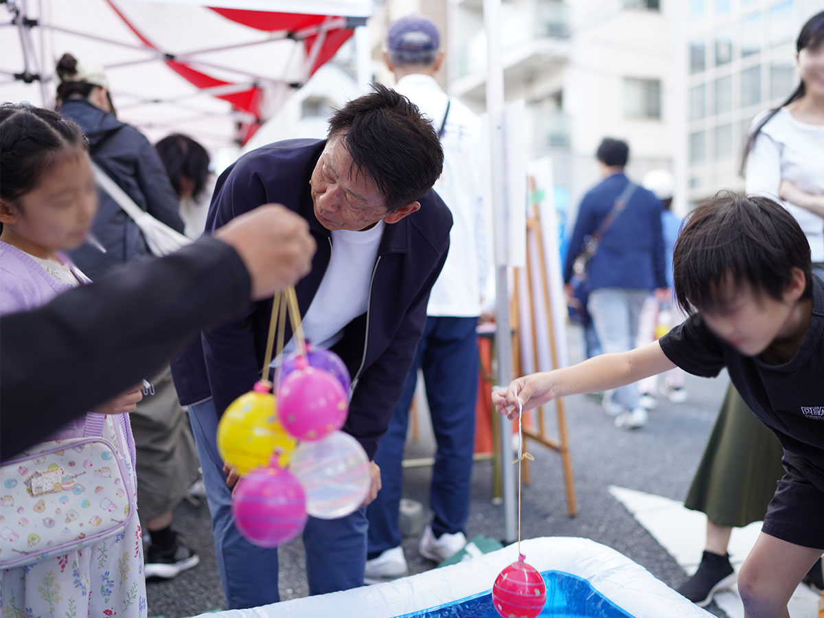 地域の子どもたちと交流する井上代表