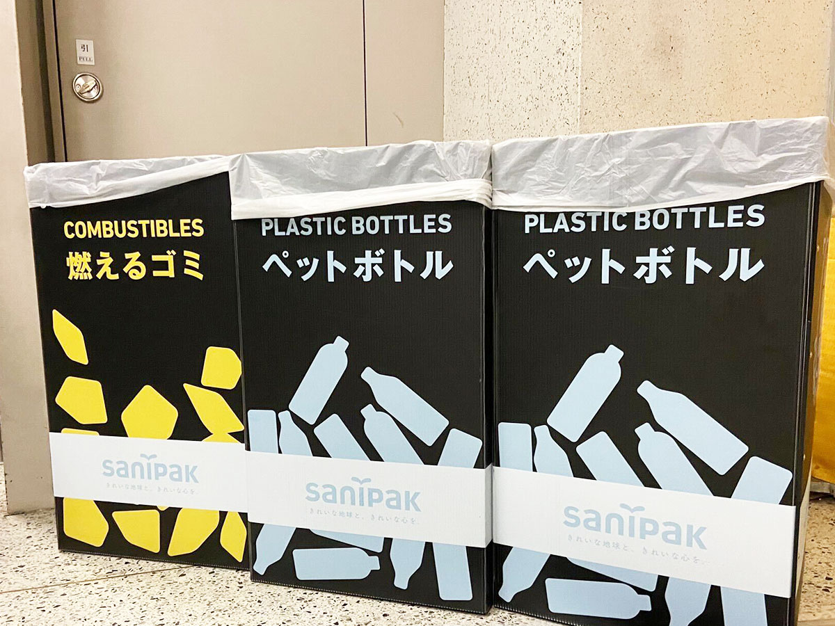 サニパックロゴが入ったダストボックス