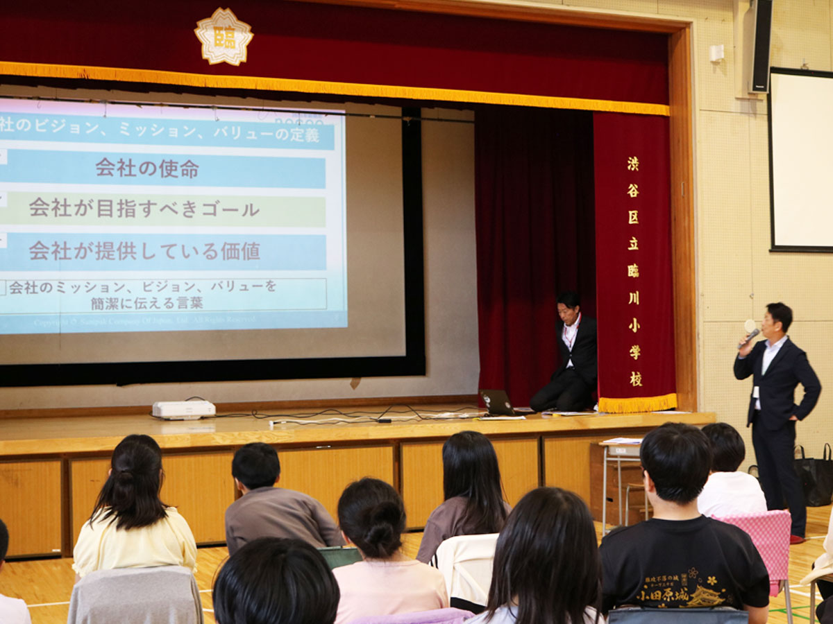 児童たちへ講義する弊社代表井上(右側)