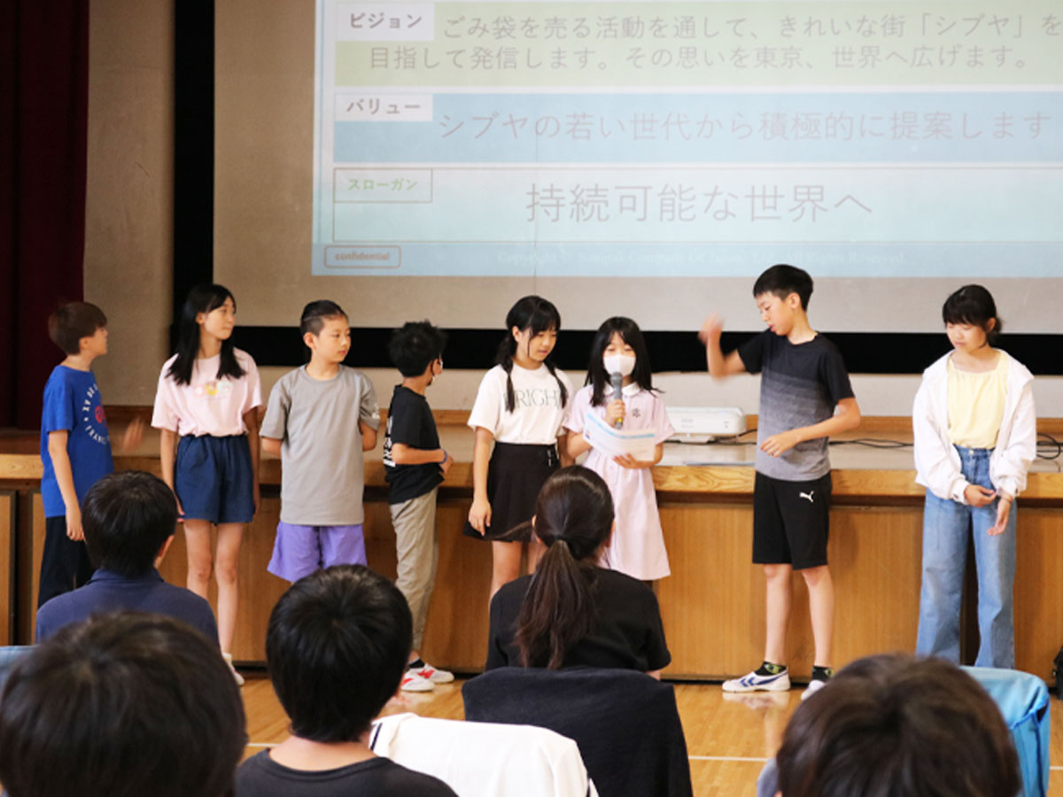 Rinsen Companyのビジョンなどを発表する児童たち