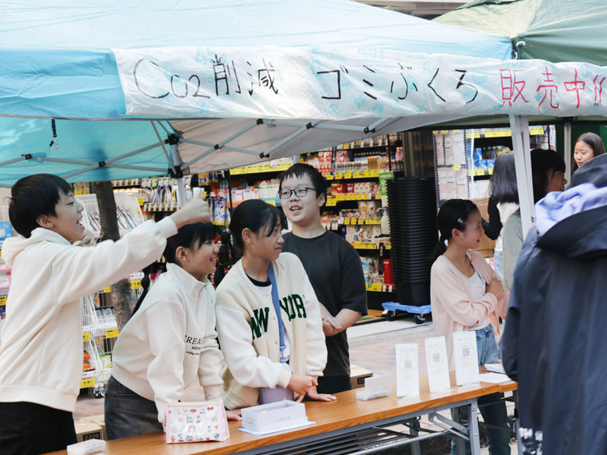 ブースにてお客さんに販売する様子