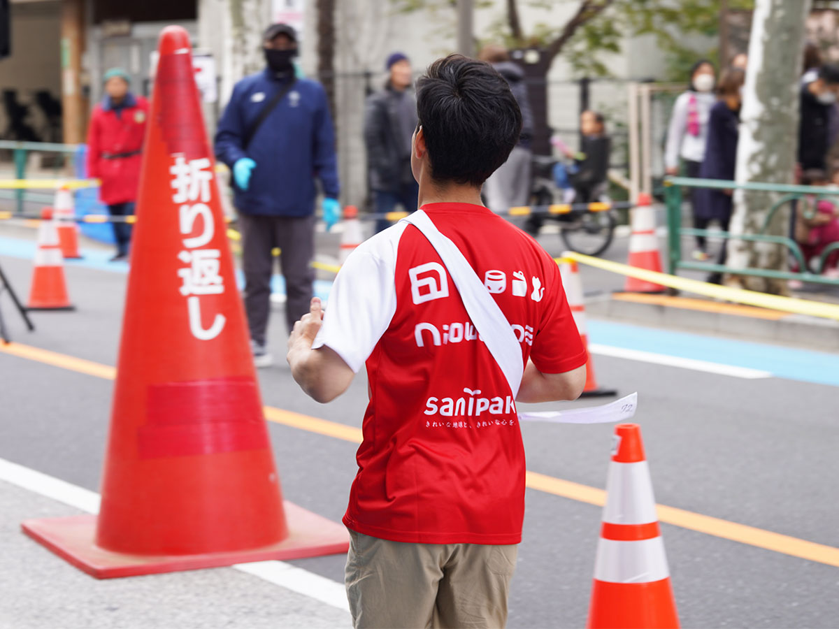 折り返し地点に向かって軽快に走るサニパックの社員