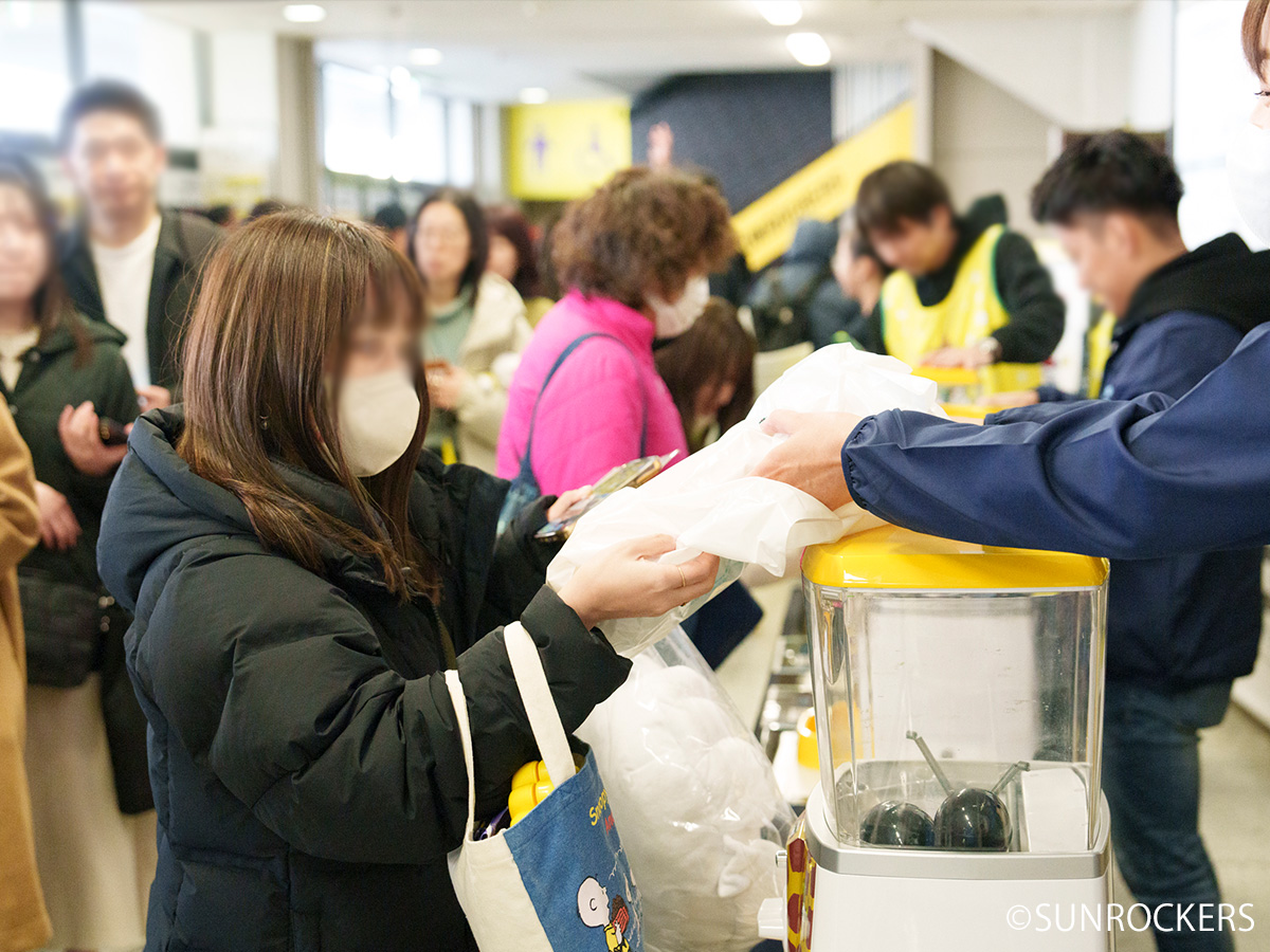 ブースにて来場者へ当社製品をお渡しする様子