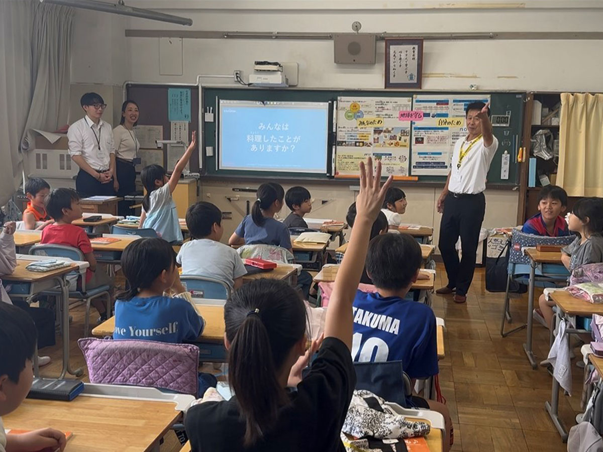 クイズをまじえながら講義を行う、代表井上。