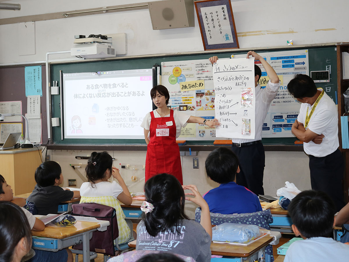 「避難所では、炊き出しで使う食材や食品のパッケージを掲示することで、アレルギーのある方も安心して、食べられる配慮が大切」と説明する、味の素ファンデーションの三浦さん