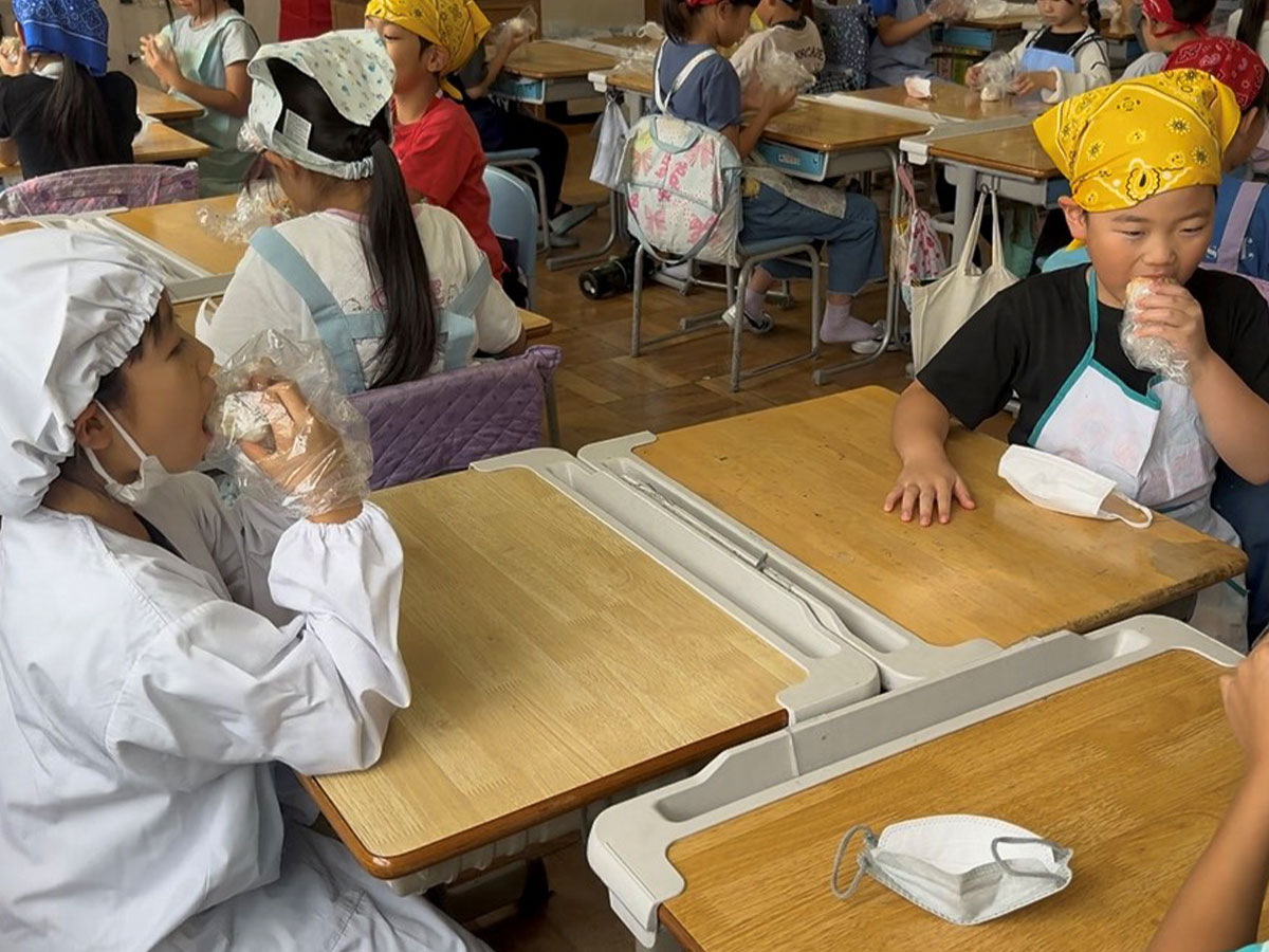 給食を食べた後ですが、自分で握ったおにぎりの味は格別！