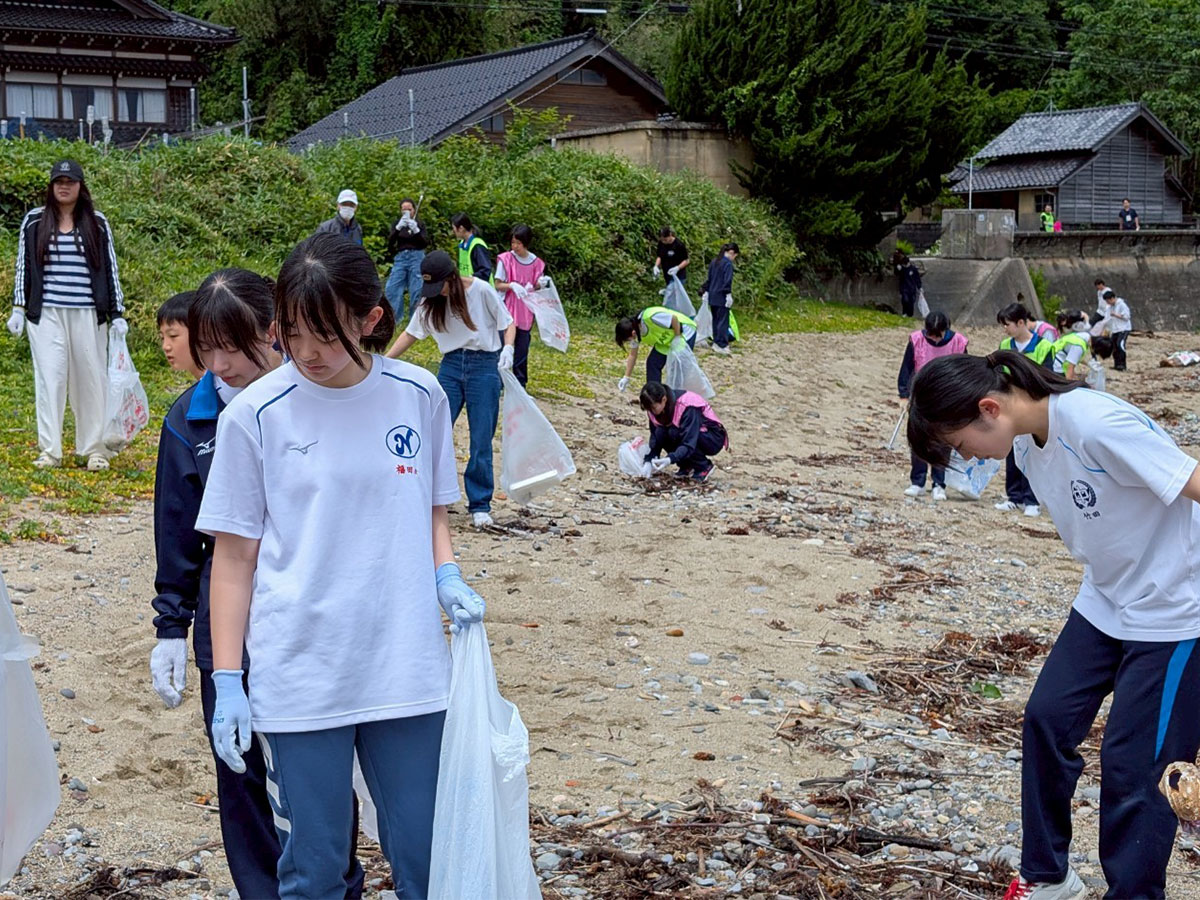 ゴミ拾いに参加された七尾高校の生徒たちと金沢大学の学生、地元住民の方々