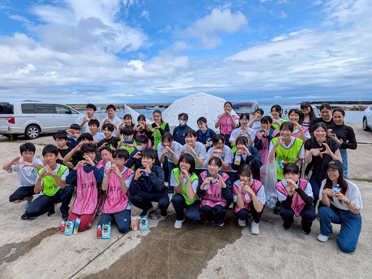 ゴミ拾いに参加された七尾高校の生徒たちと金沢大学の学生、地元住民の方々