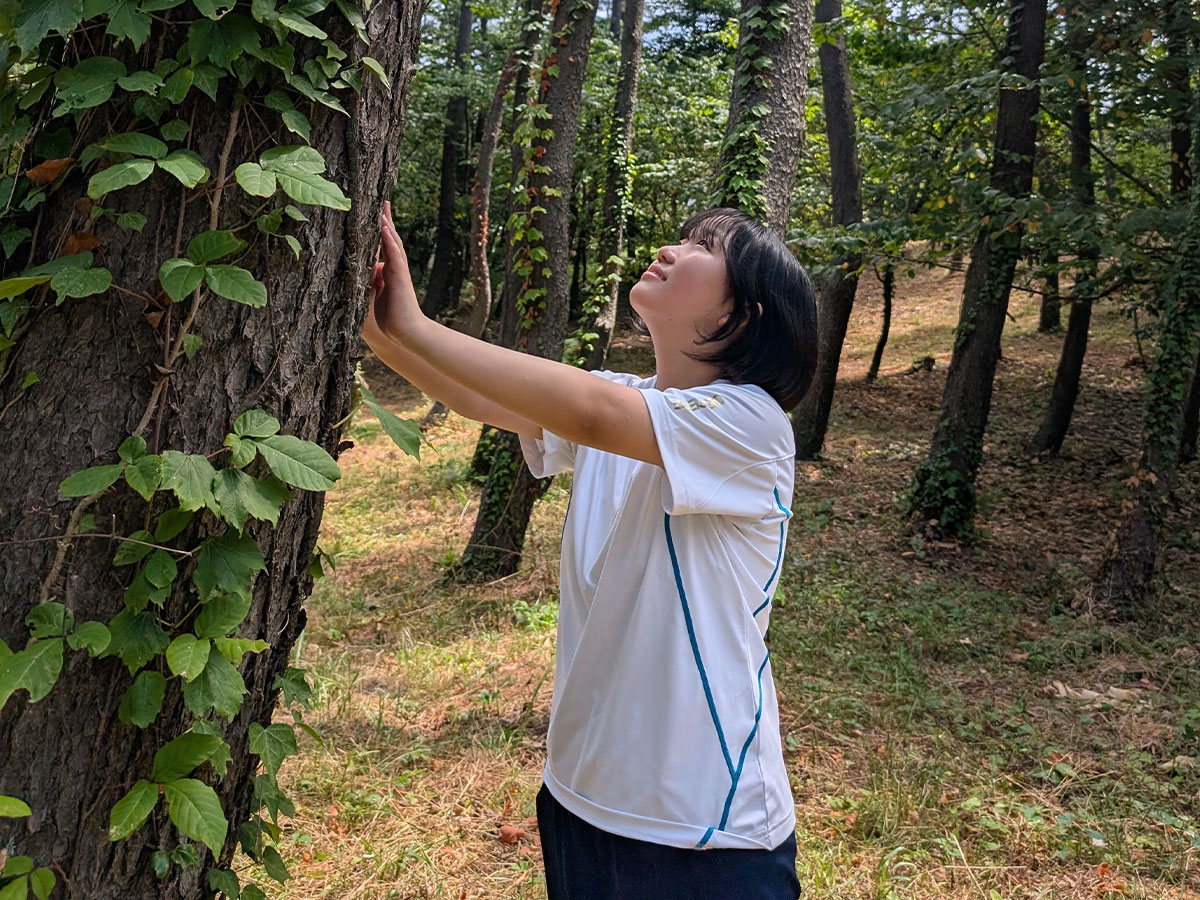庄内砂丘の防砂林周辺にてゴミ拾いする酒田南高校の生徒たち