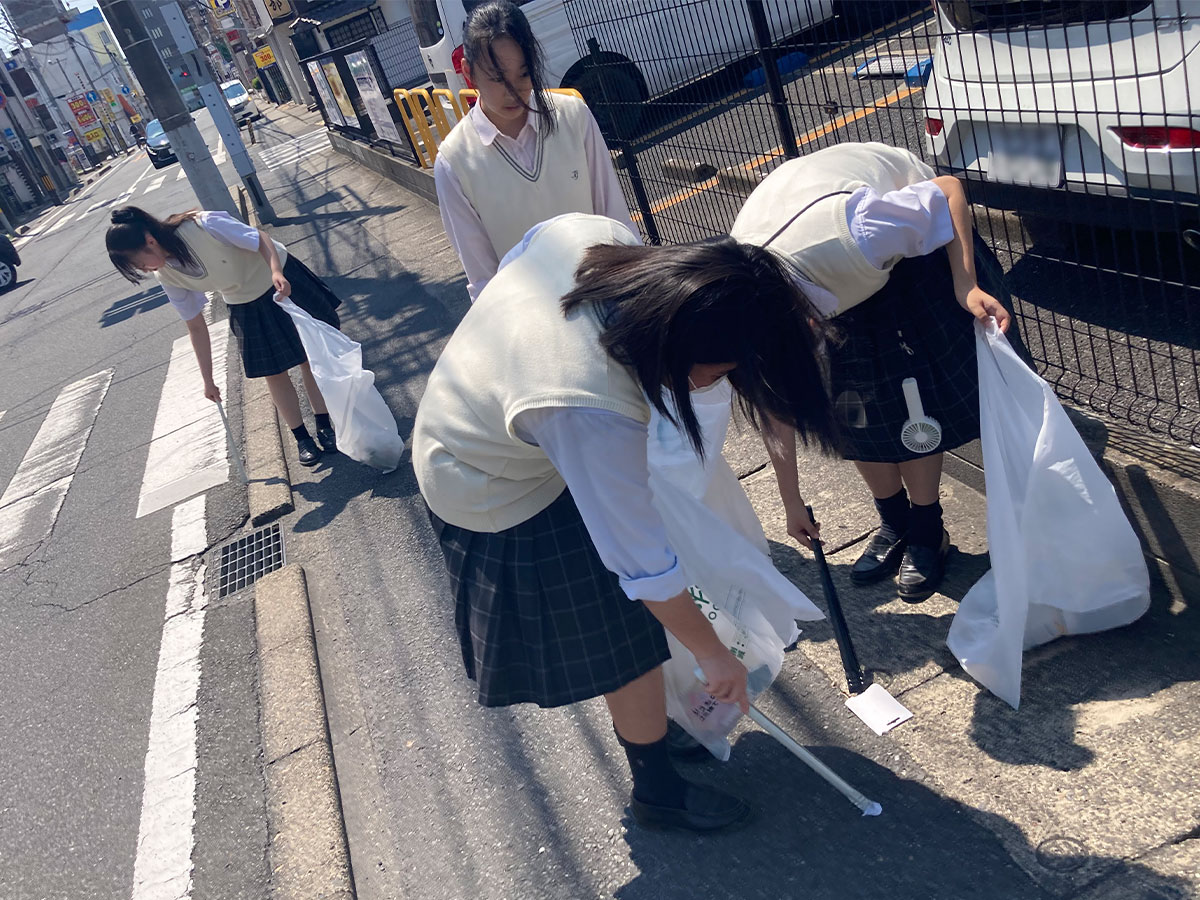 通学路をメインにゴミ拾いする大成女子高校の生徒たち