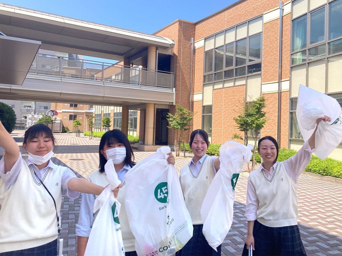 通学路をメインにゴミ拾いする大成女子高校の生徒たち