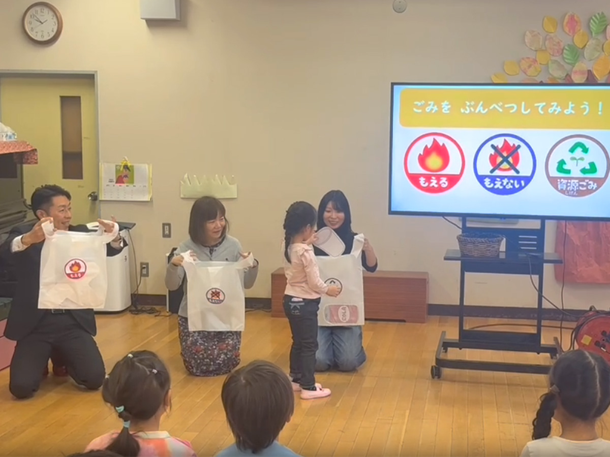 ゴミの分別ゲームの様子 コップはどこかな？