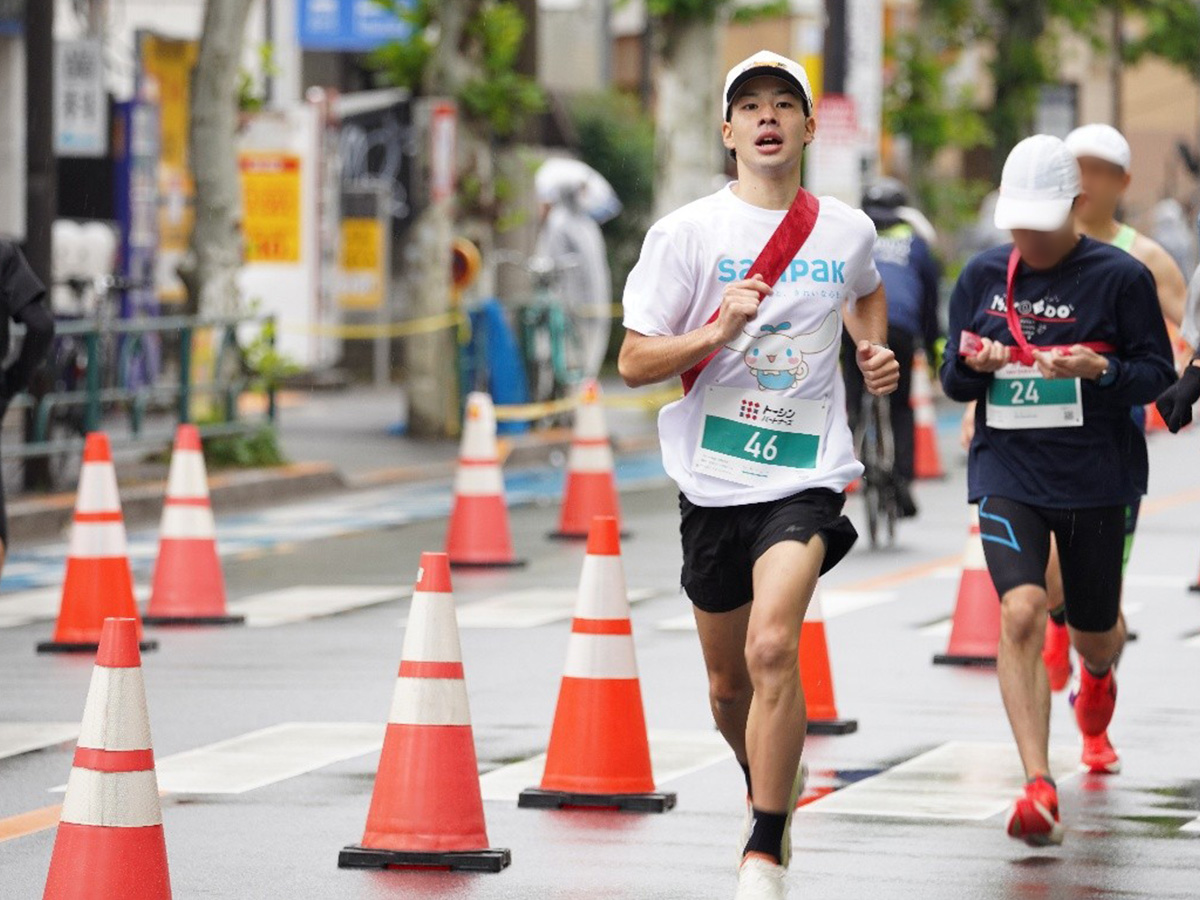 折り返し地点に向かって軽快に走るサニパックの社員（チーム サニパック）