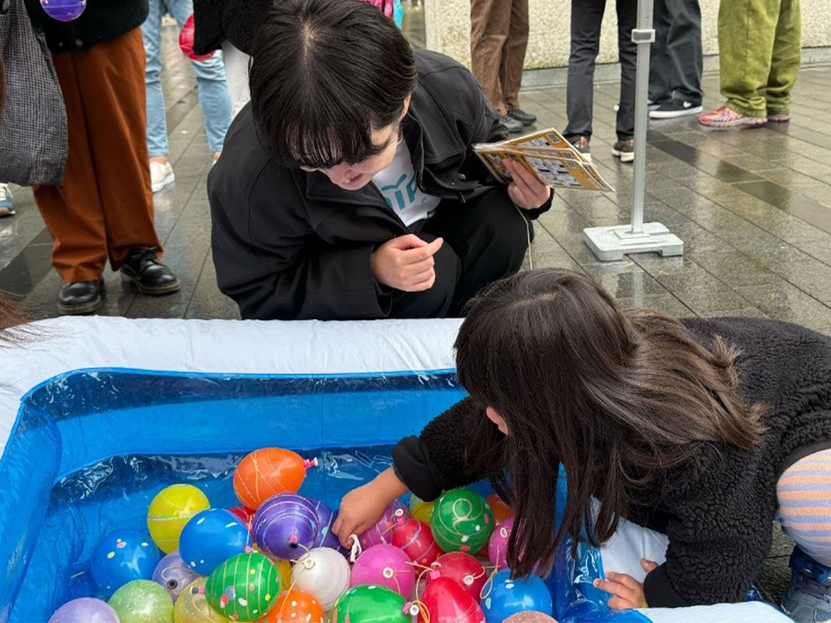 水ヨーヨー釣りを応援するサニパック社員
