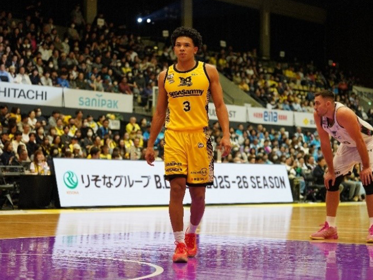 サニパックのロゴが入る公式ユニフォーム　ジャン・ローレンス・ハーパージュニア選手/左側・背番号3番