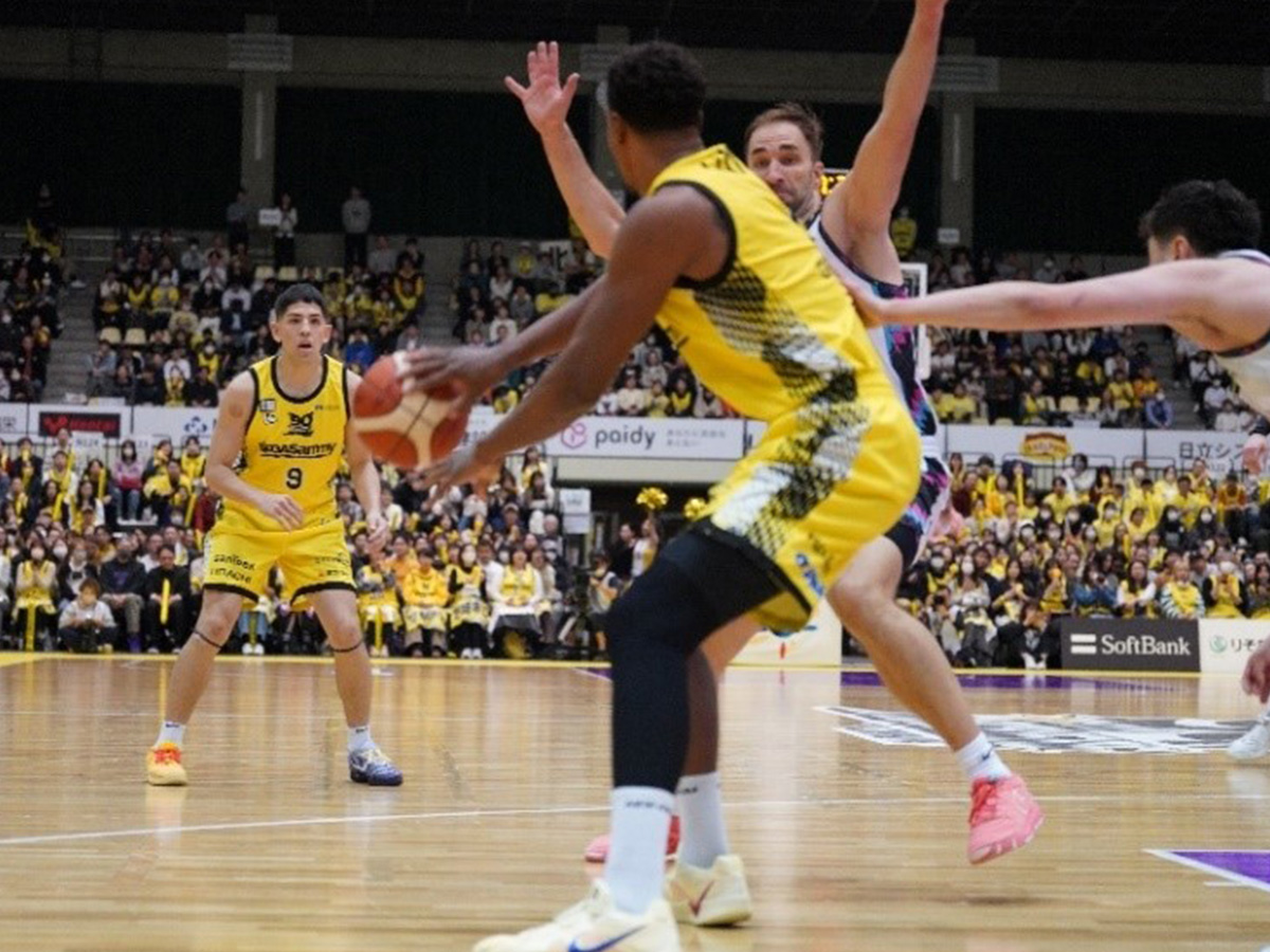 頼れるキャプテン　ベンドラメ礼生選手/左側・背番号9番