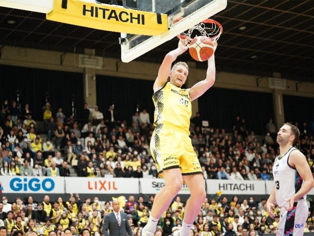 豪快なダンクシュートを決める　トーマス・ウェルシュ選手/背番号40番（チーム最長身213cm）