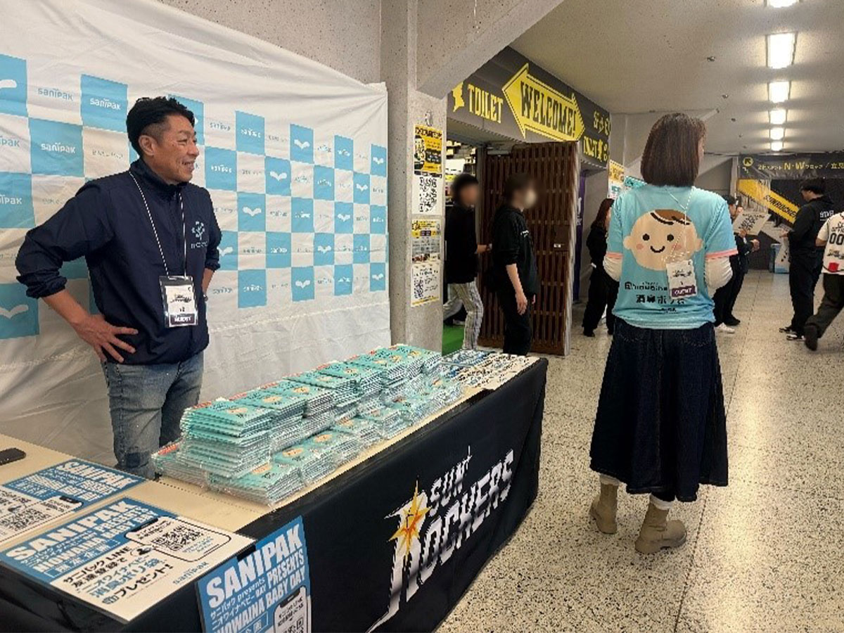 来場者へ消臭ポリ袋「ニオワイナベビー」をお渡しする当社のブース