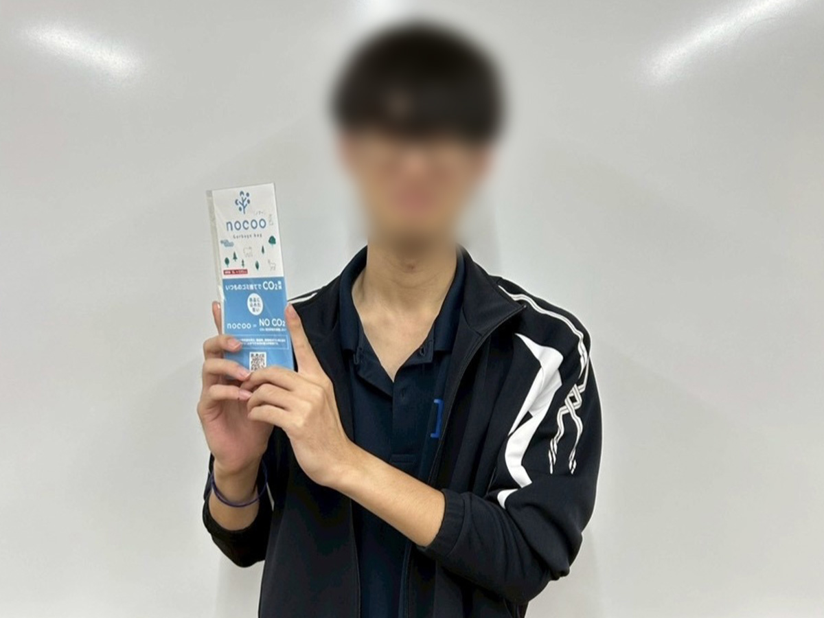 試供品を手に取る学生