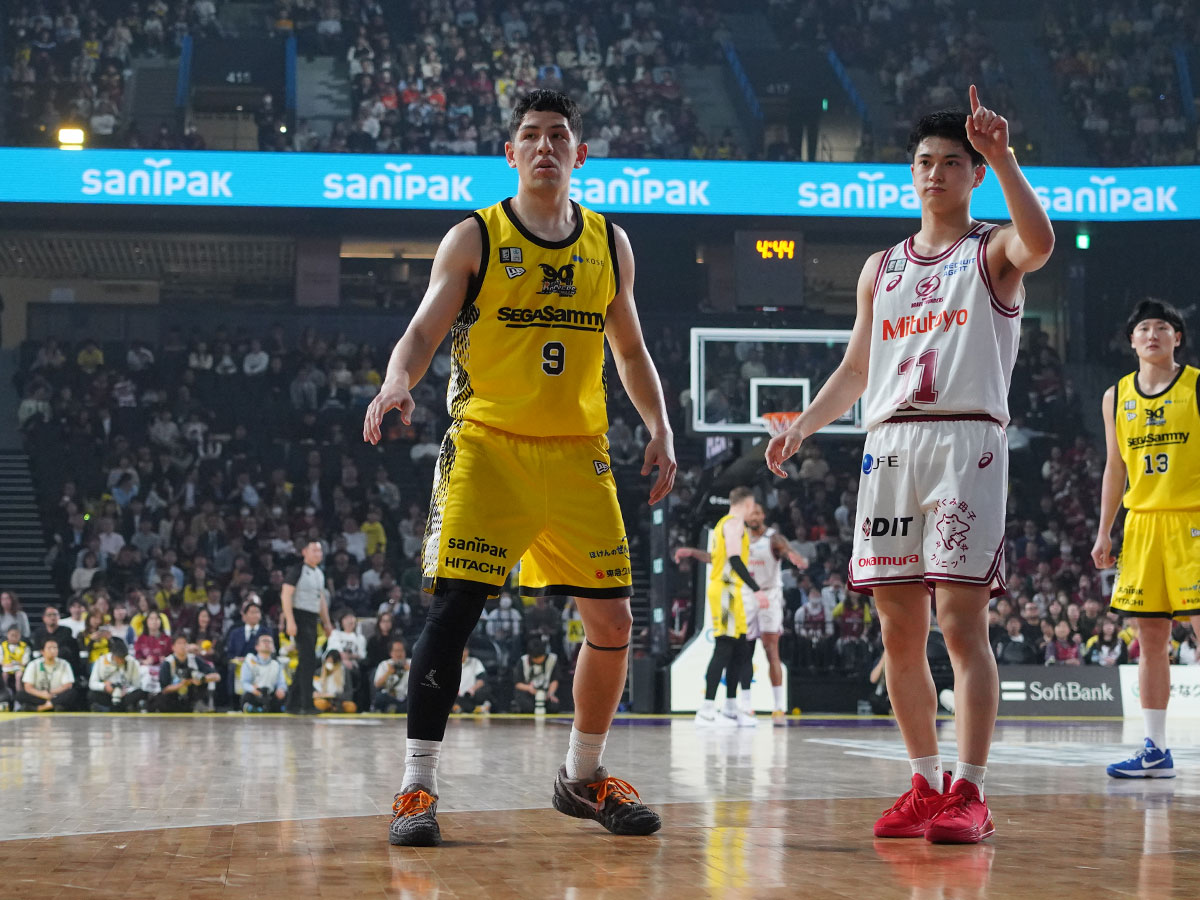 サニパックのロゴが入っている公式ユニフォーム　ベンドラメ礼生選手／背番号9番