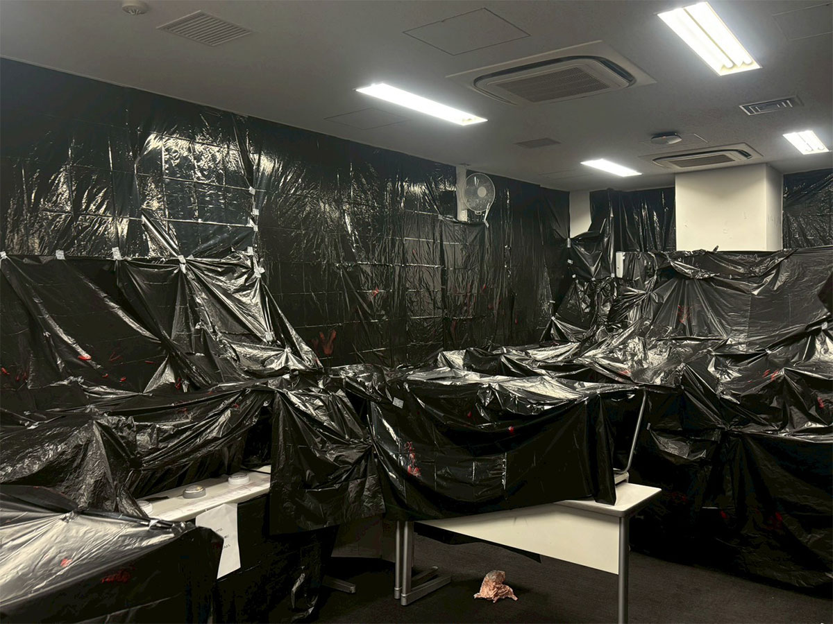 お化け屋敷の暗幕として使われている様子。