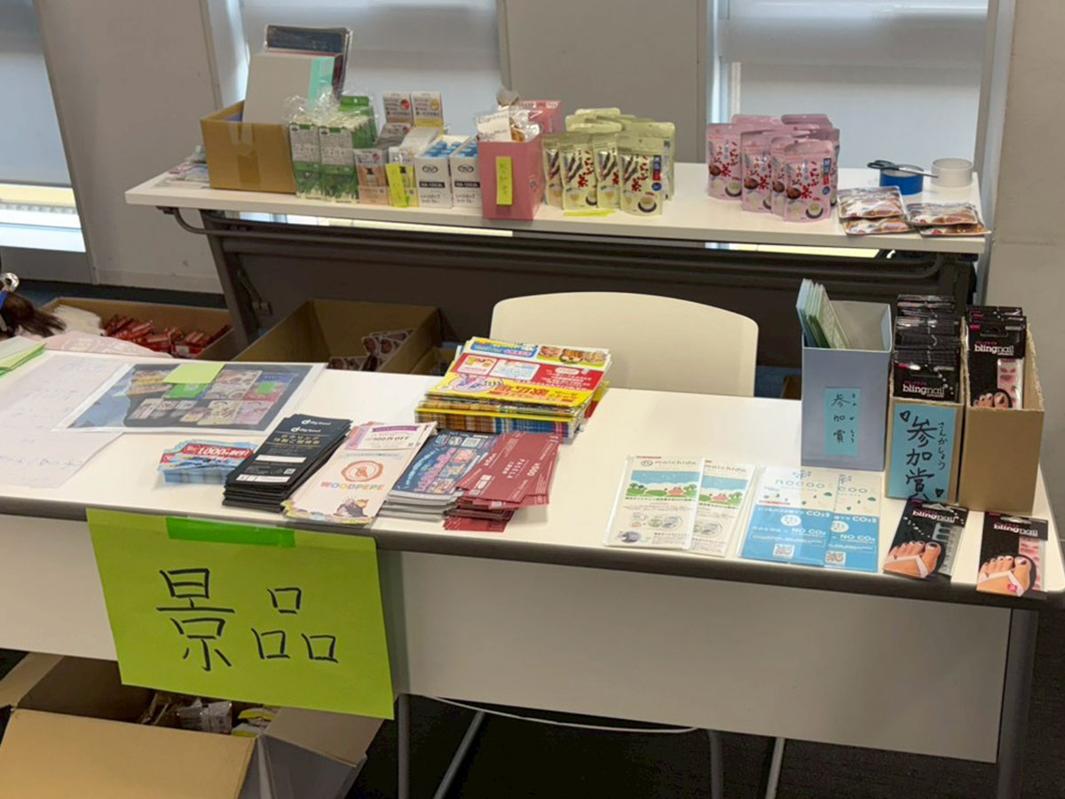 景品として試供品を配布している様子。