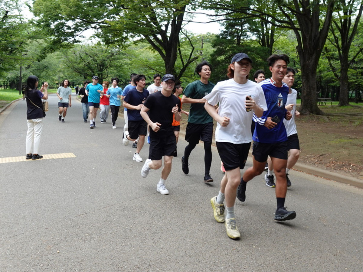 代々木公園をランニングしている様子。