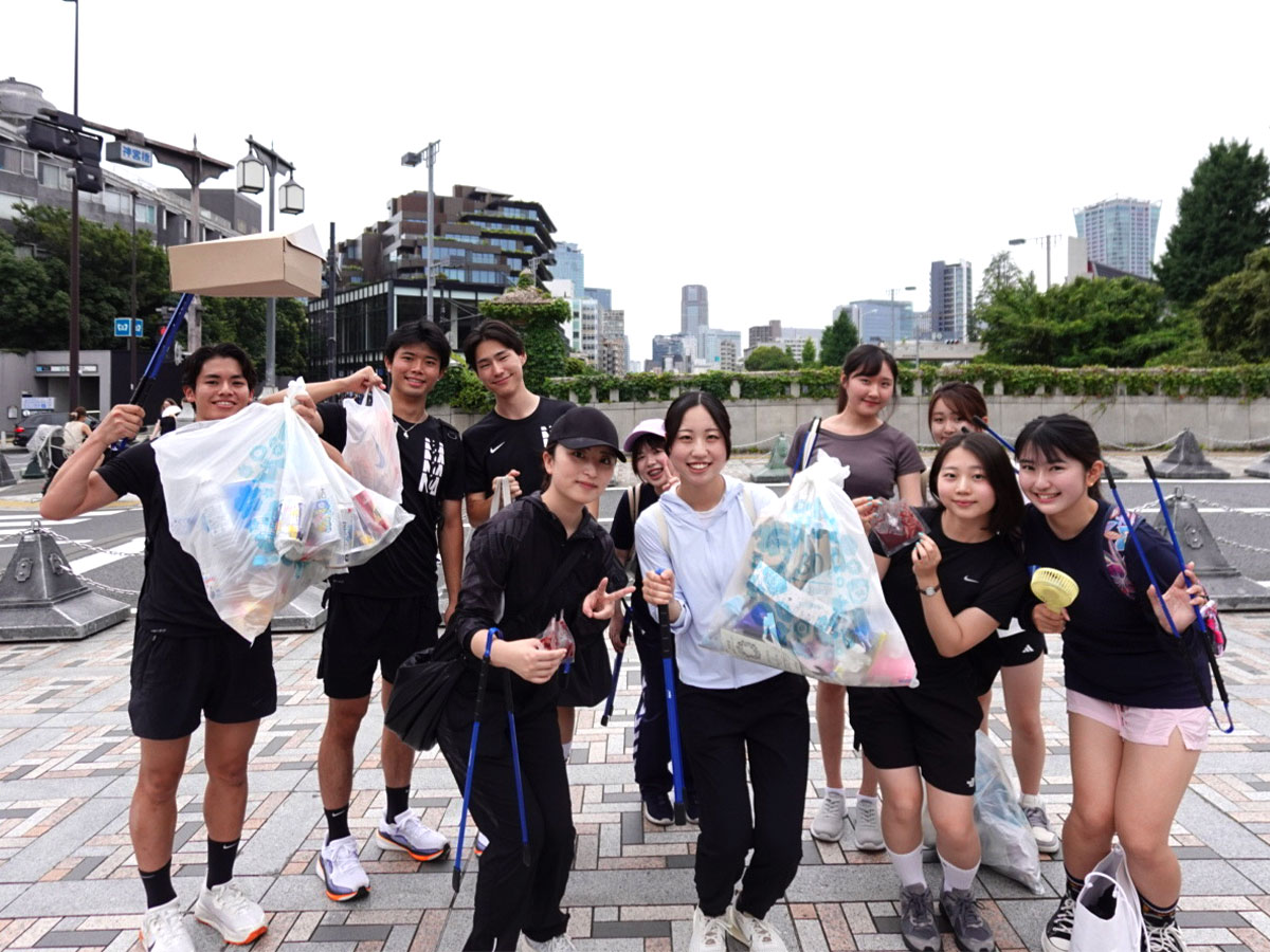 原宿駅近辺をゴミ拾いしている様子。