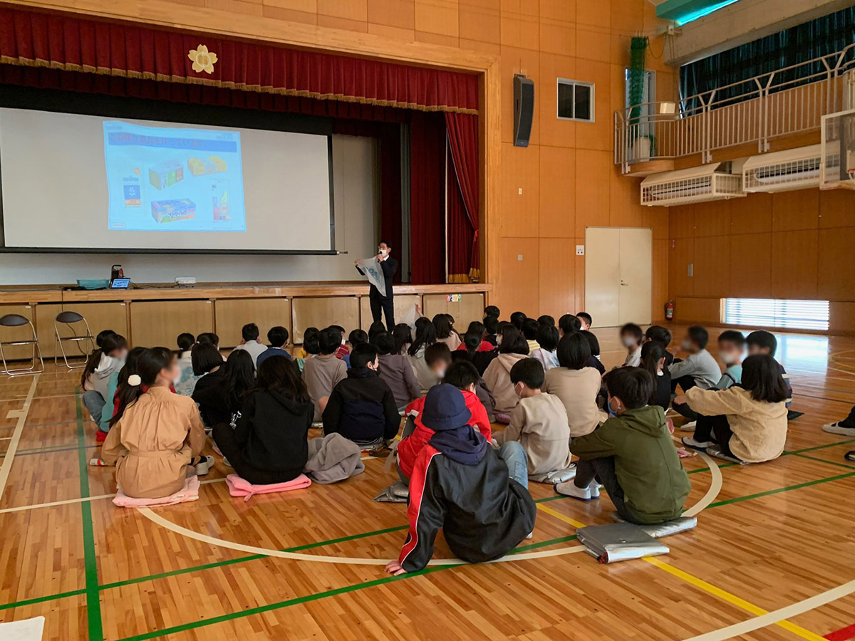 中幡小学校での課外授業を行う日本サニパック代表の井上