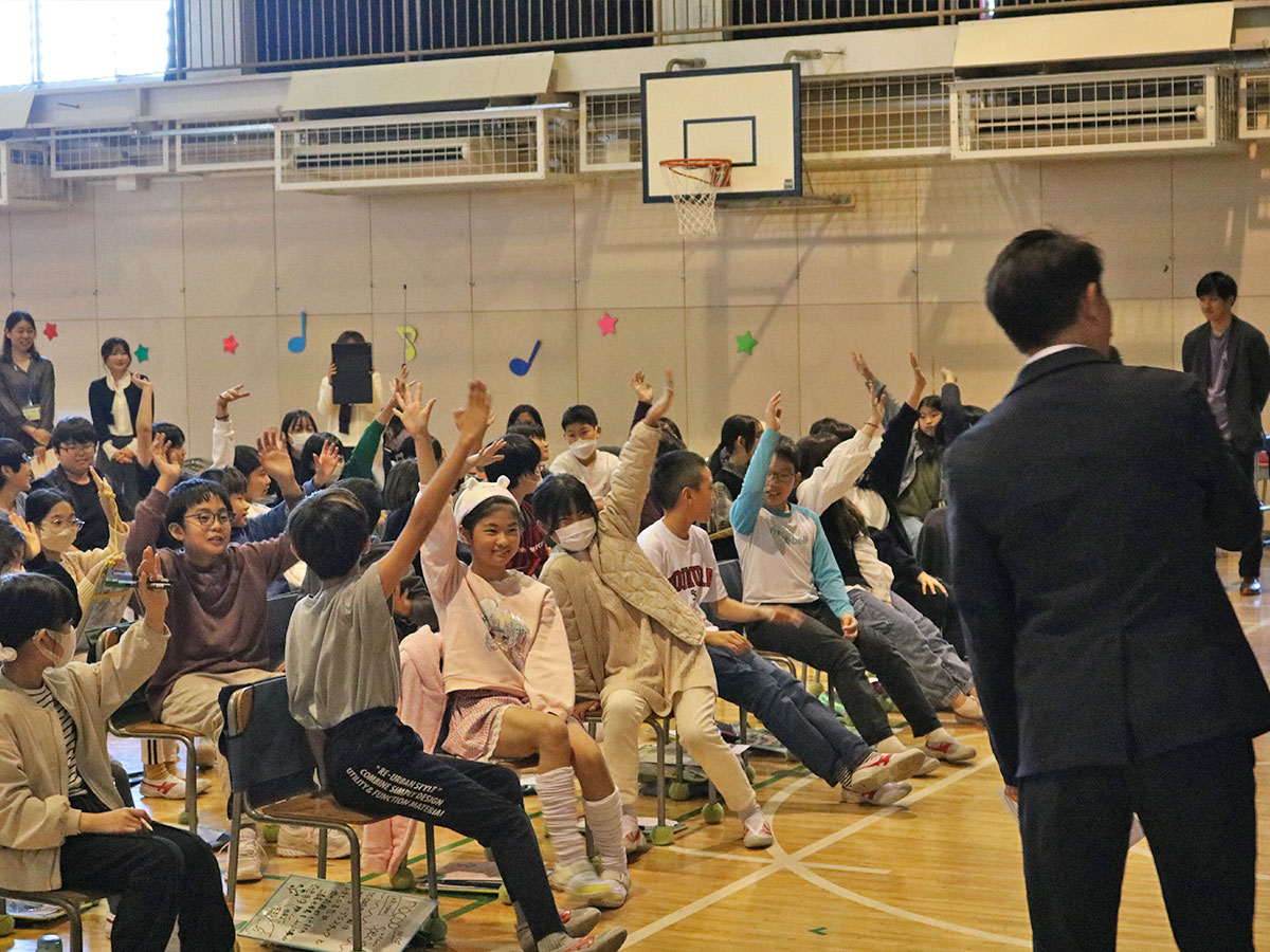 当社代表井上から出題された問題に手を上げて答える児童たち